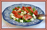 Салат из помидоров с рукколой и брынзой