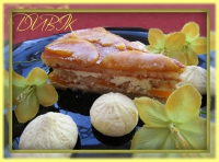 Десерт из бисквита и персиков